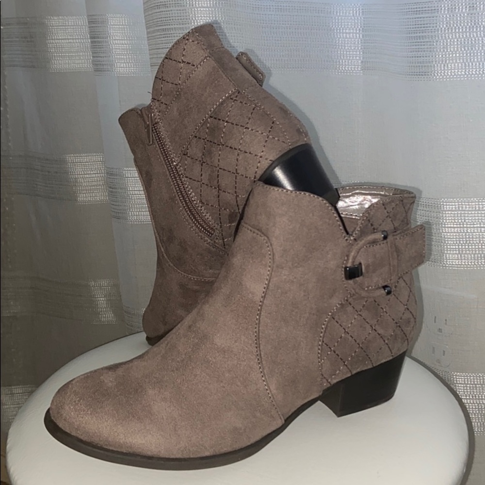 EUC Unisa Pensa suede ankle boots